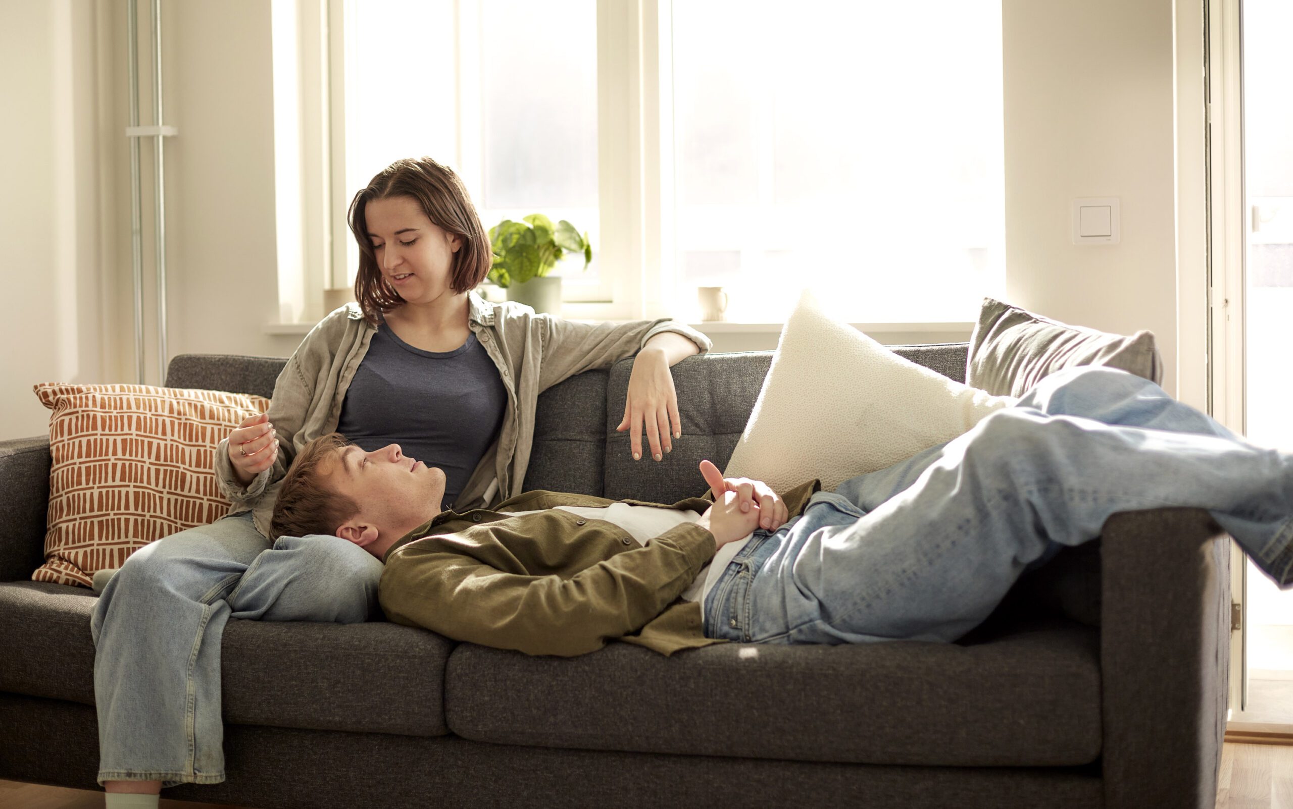 Ungt par njuter i sin nya lägenhet som Henda byggt