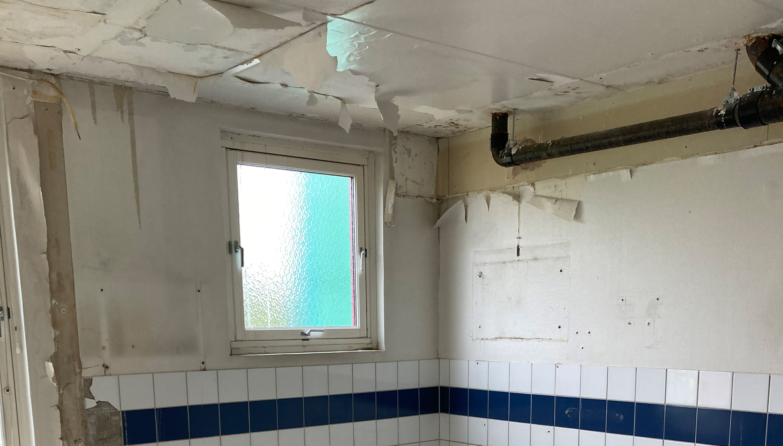 Henda renoverar ett tvättrum