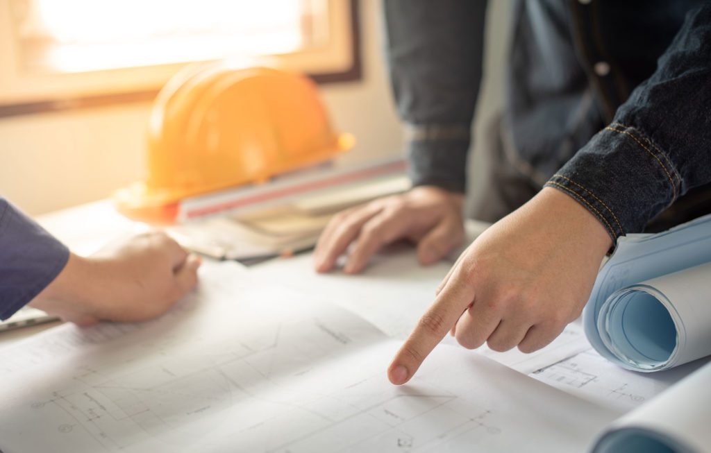 Projektledare från Henda pekar på en ritning